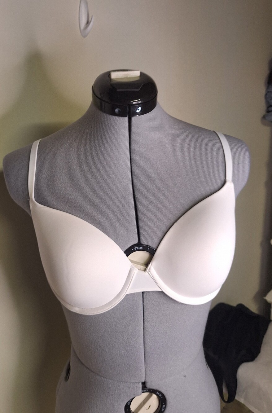 PINK Victoria's Secret White Molded T-Shirt Bra.                  Size 34C